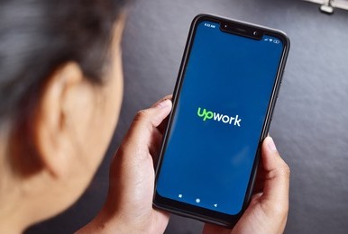 Приложение Upwork на смартфоне